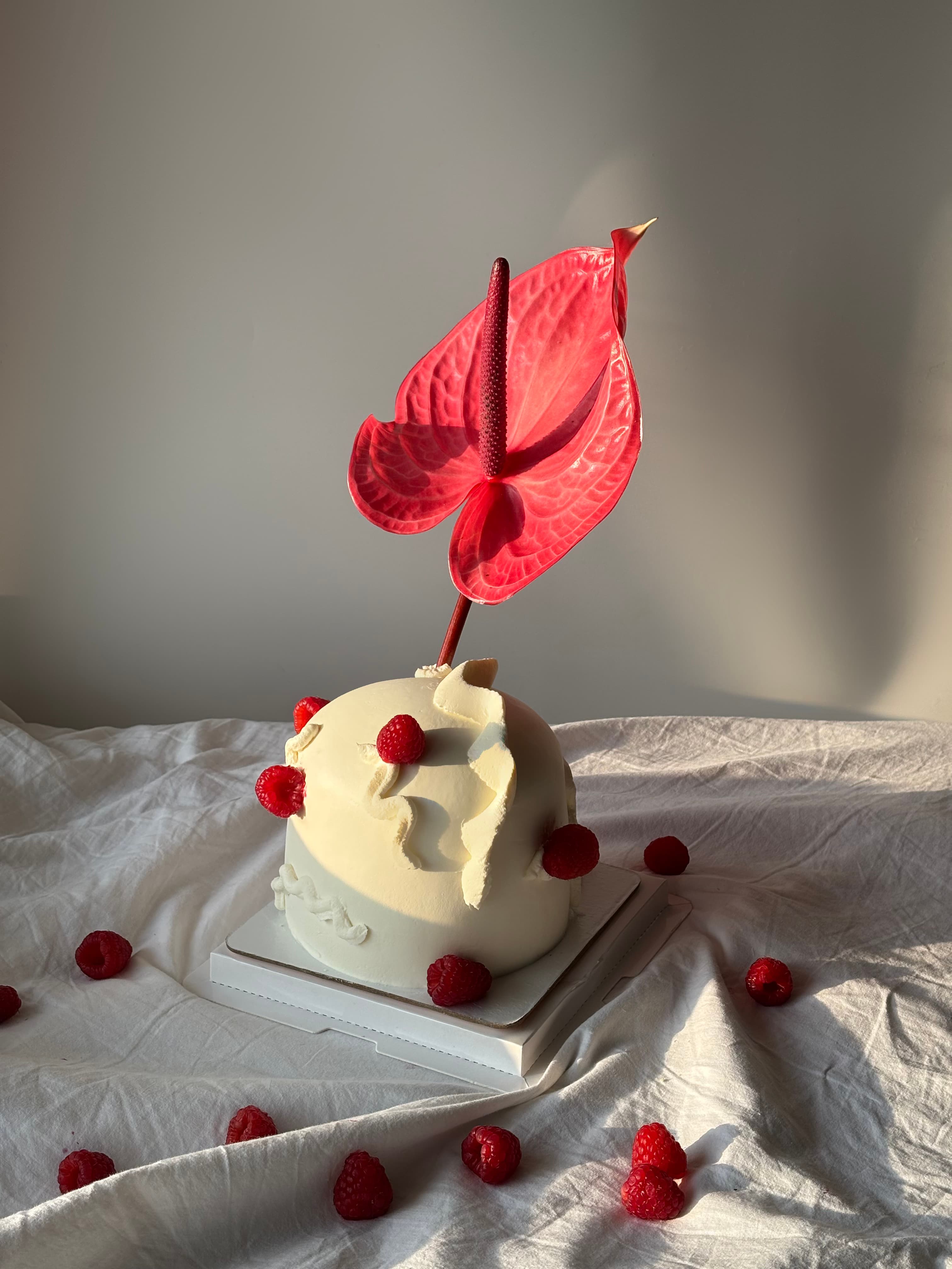 Торт с живым цветком